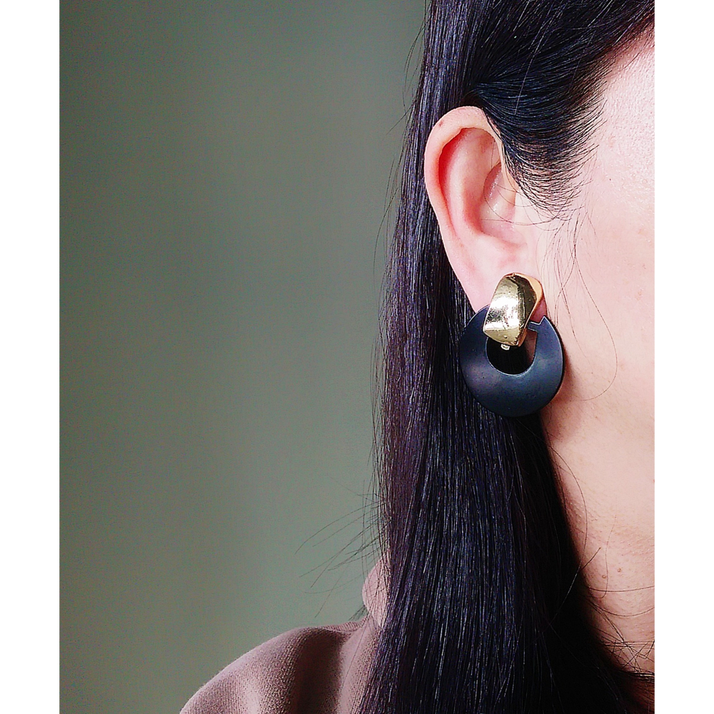 vintage jewelry  時尚搖曳黑色環狀塑料 夾式耳環  580元-細節圖2