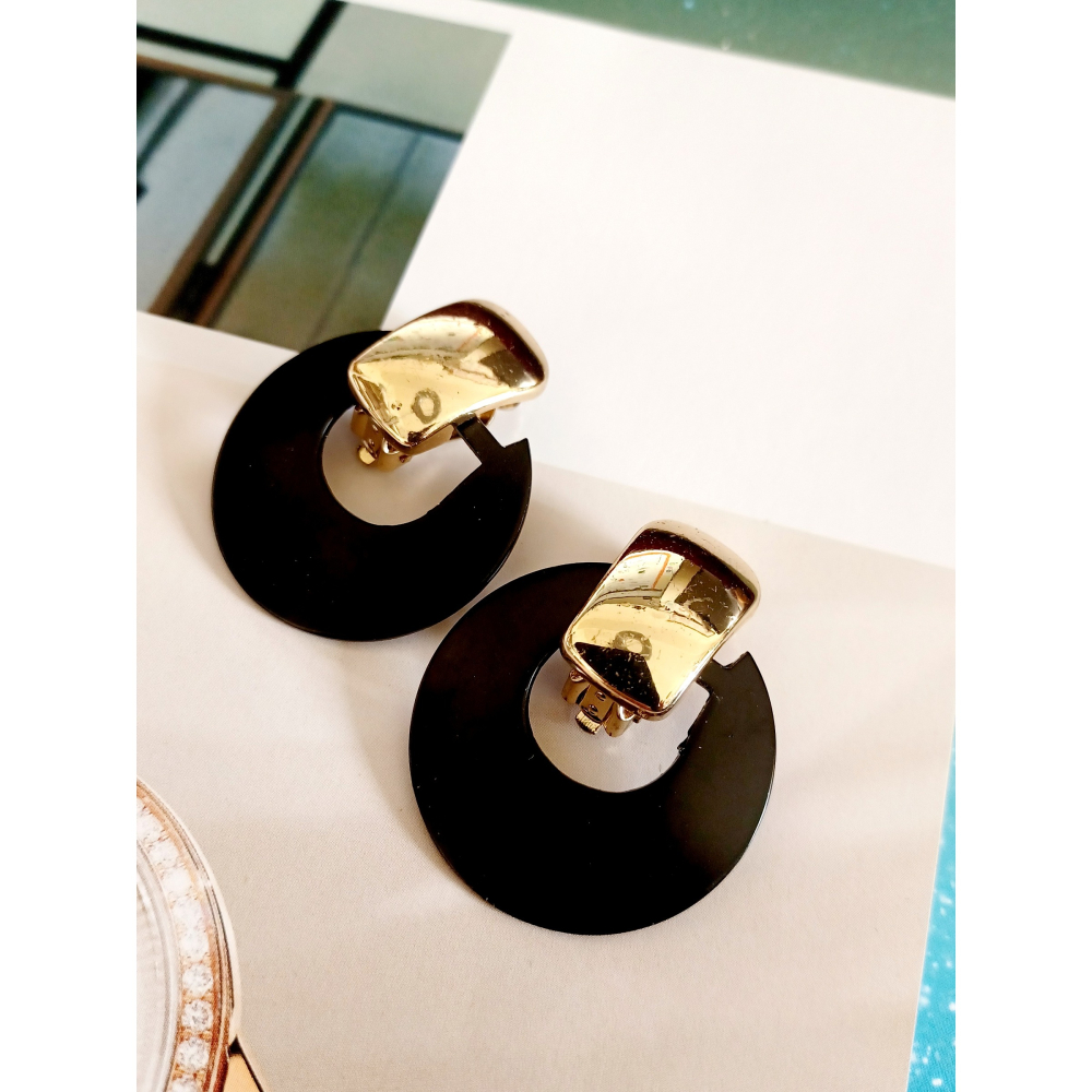 vintage jewelry  時尚搖曳黑色環狀塑料 夾式耳環  580元-細節圖5