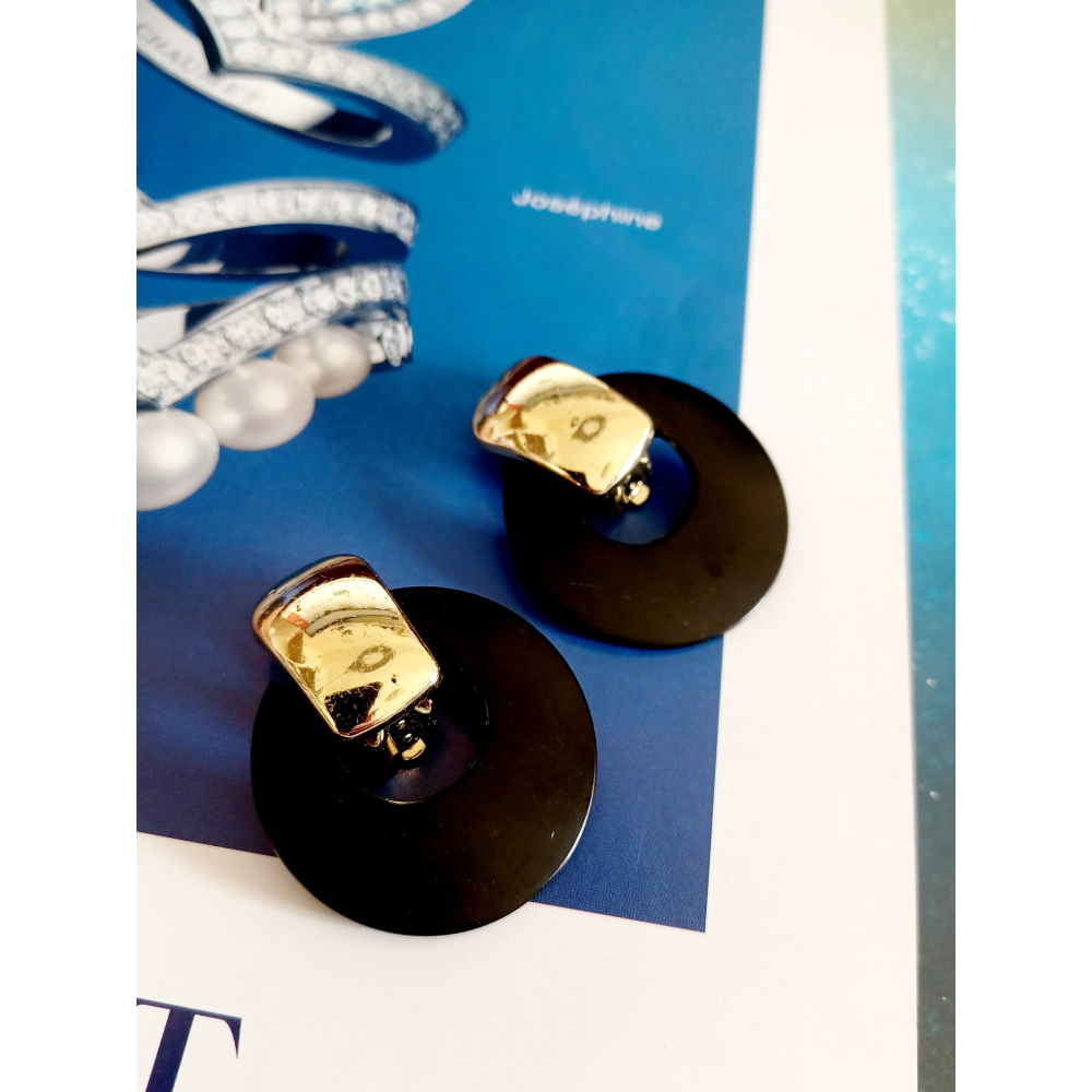 vintage jewelry  時尚搖曳黑色環狀塑料 夾式耳環  580元-細節圖6