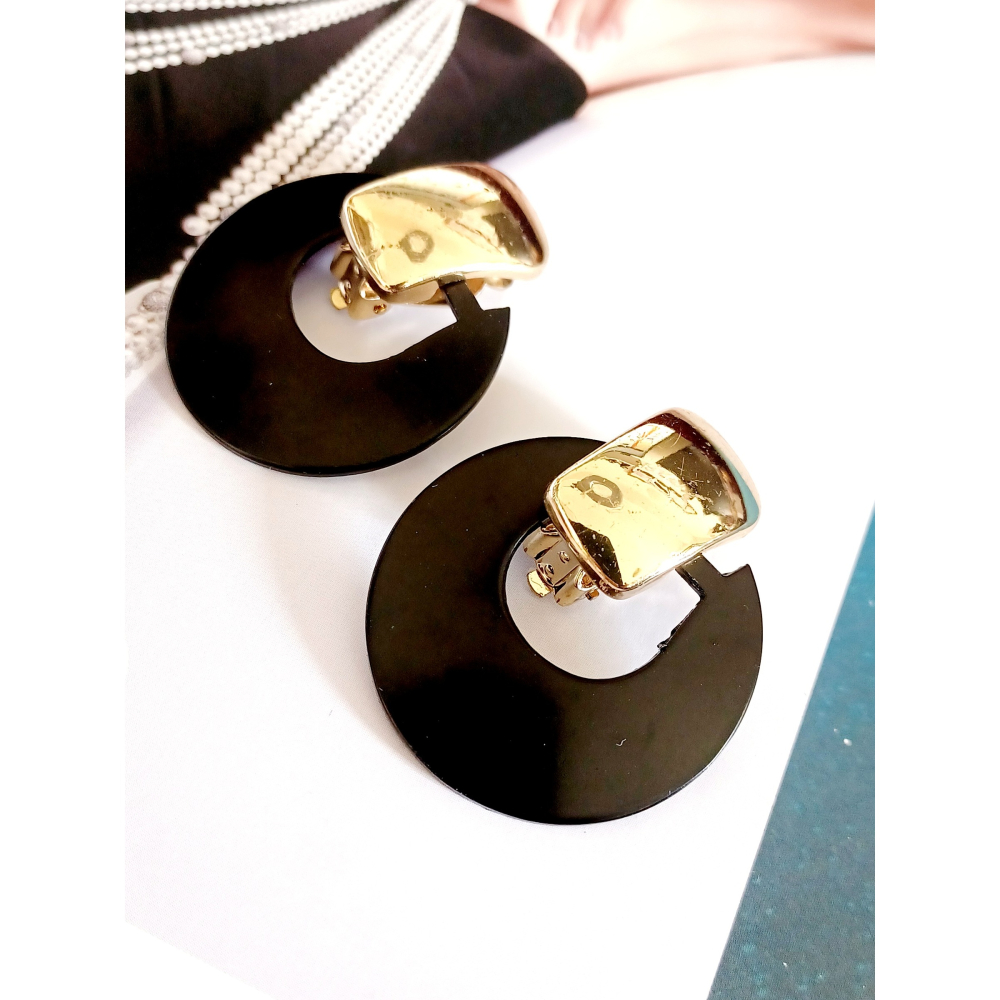 vintage jewelry  時尚搖曳黑色環狀塑料 夾式耳環  580元-細節圖7