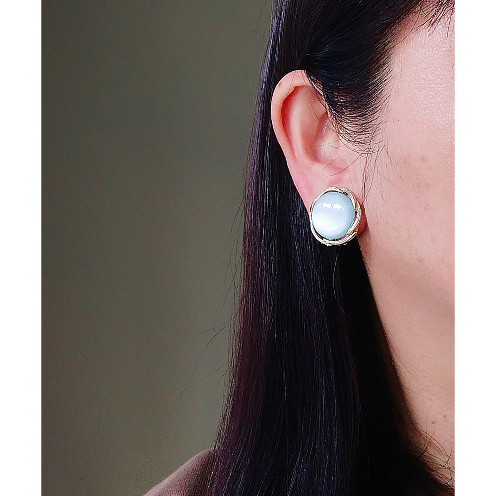 vintage jewelry  LISNER 氣質佳人淡藍塑膠玻璃 夾式耳環 680元-細節圖2