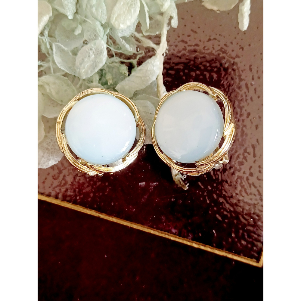 vintage jewelry  LISNER 氣質佳人淡藍塑膠玻璃 夾式耳環 680元-細節圖4