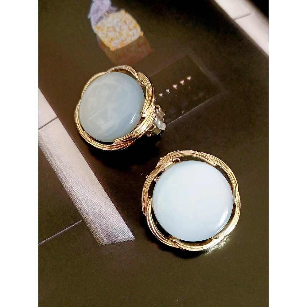 vintage jewelry  LISNER 氣質佳人淡藍塑膠玻璃 夾式耳環 680元-細節圖7