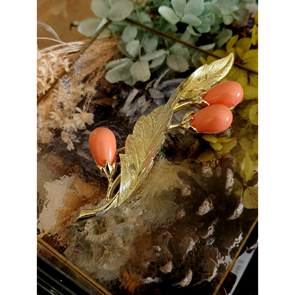 vintage jewelry Sarah cov  金色仿橙色珊瑚葉 別針 1280元-細節圖6