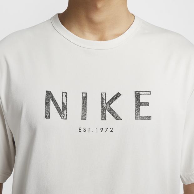 Nike Hyverse Dri-FIT 男款 短袖 T-Shirt  經典 大Logo 米白 HJ7008 030-細節圖3