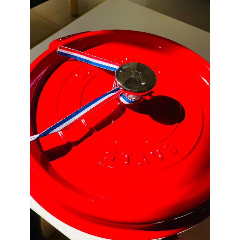 【法國Staub_圓型鑄鐵鍋】邁向廚神之路 烹飪神鍋 24cm櫻桃紅 夢幻鍋 最棒新年禮👍-細節圖2