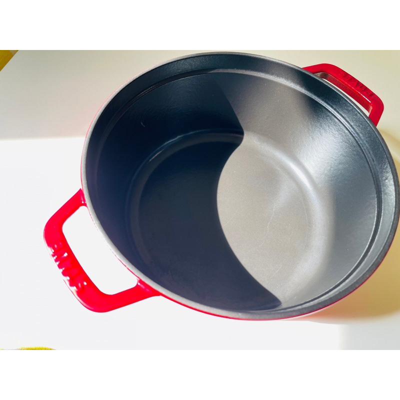 【法國Staub_圓型鑄鐵鍋】邁向廚神之路 烹飪神鍋 24cm櫻桃紅 夢幻鍋 最棒新年禮👍-細節圖3