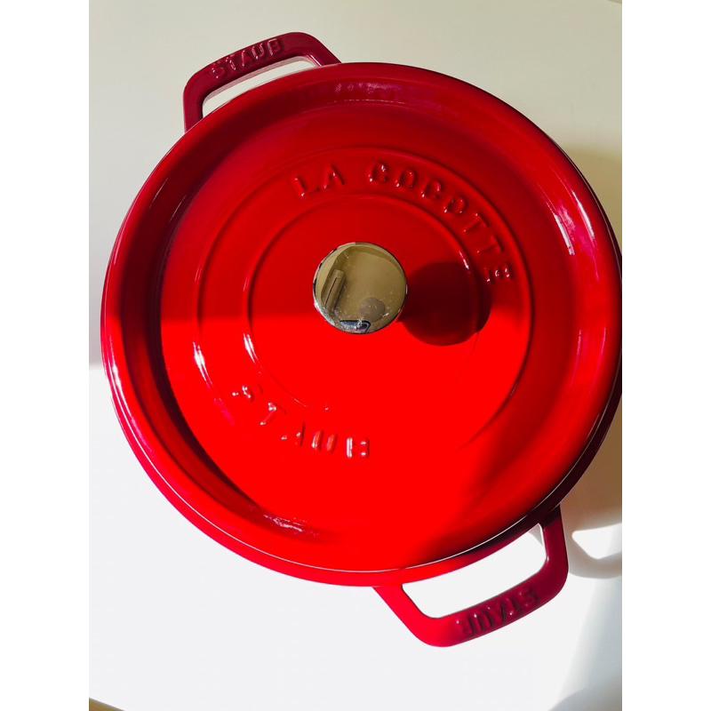 【法國Staub_圓型鑄鐵鍋】邁向廚神之路 烹飪神鍋 24cm櫻桃紅 夢幻鍋 最棒新年禮👍-細節圖4