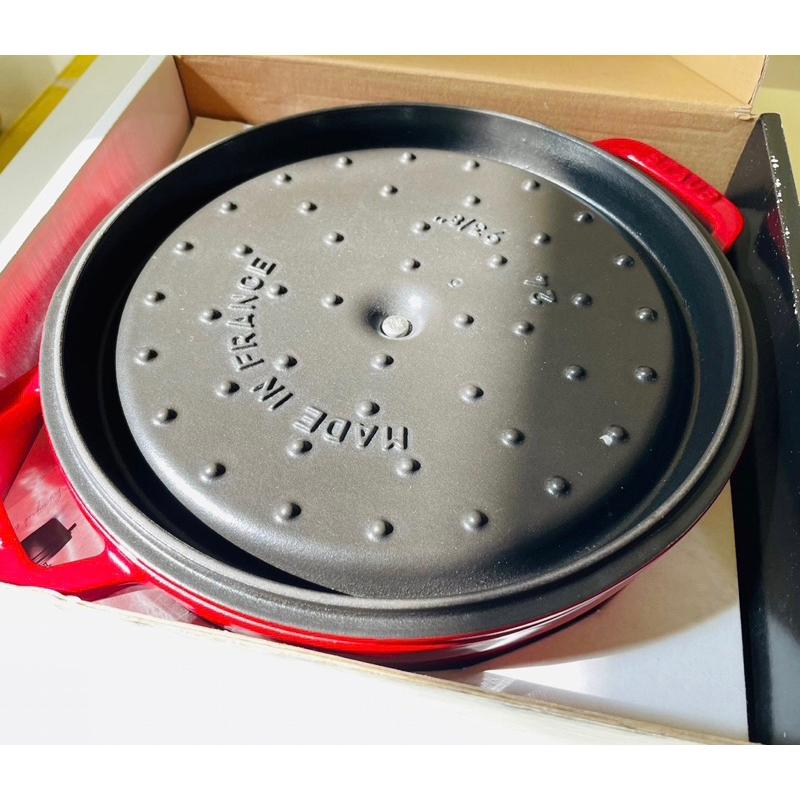 【法國Staub_圓型鑄鐵鍋】邁向廚神之路 烹飪神鍋 24cm櫻桃紅 夢幻鍋 最棒新年禮👍-細節圖5