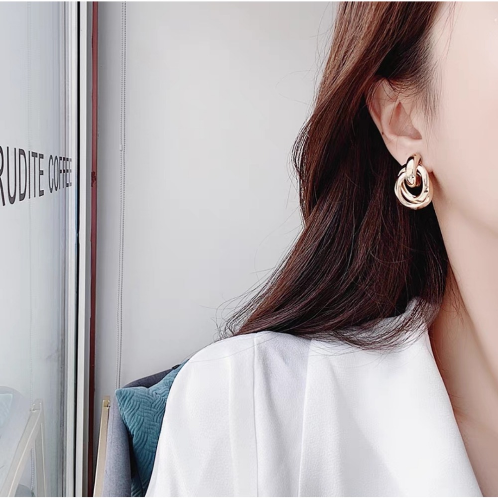 現貨★S925銀針耳環✜韓國設計韓款✜歐美風耳環/金色耳環/金屬感三環/高級感簡約/耳夾-細節圖3