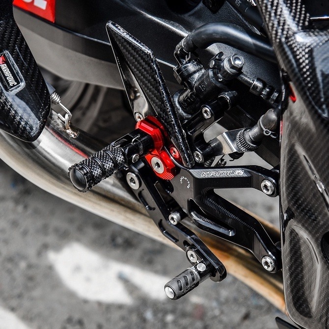 預購 本田 Kamuii 碳纖維材質 腳踏後移 CB650R CBR650R 齒輪組 CNC 套件 腳踏 後移 浩哥部品-細節圖2