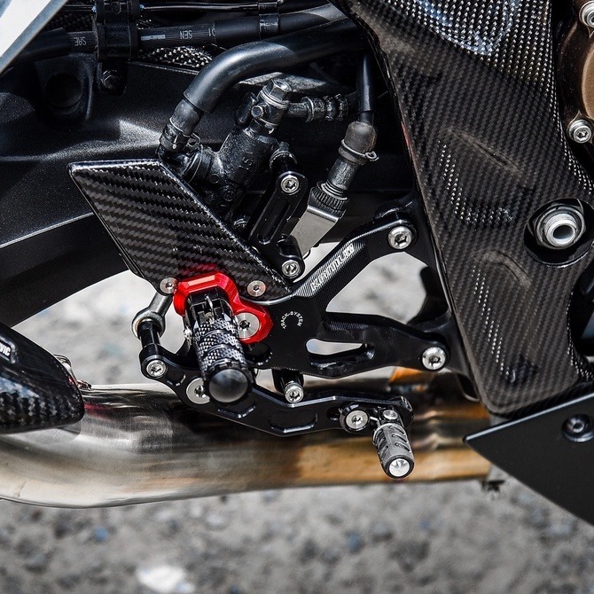 預購 本田 Kamuii 碳纖維材質 腳踏後移 CB650R CBR650R 齒輪組 CNC 套件 腳踏 後移 浩哥部品-細節圖3