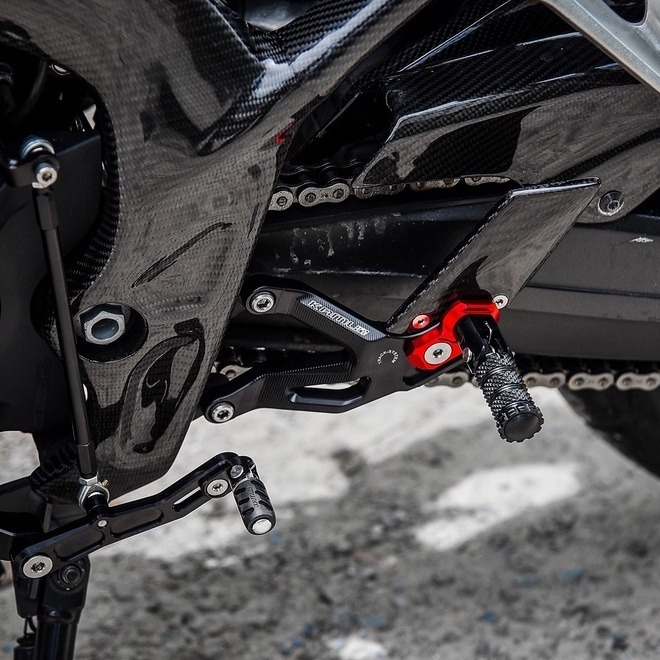 預購 本田 Kamuii 碳纖維材質 腳踏後移 CB650R CBR650R 齒輪組 CNC 套件 腳踏 後移 浩哥部品-細節圖4