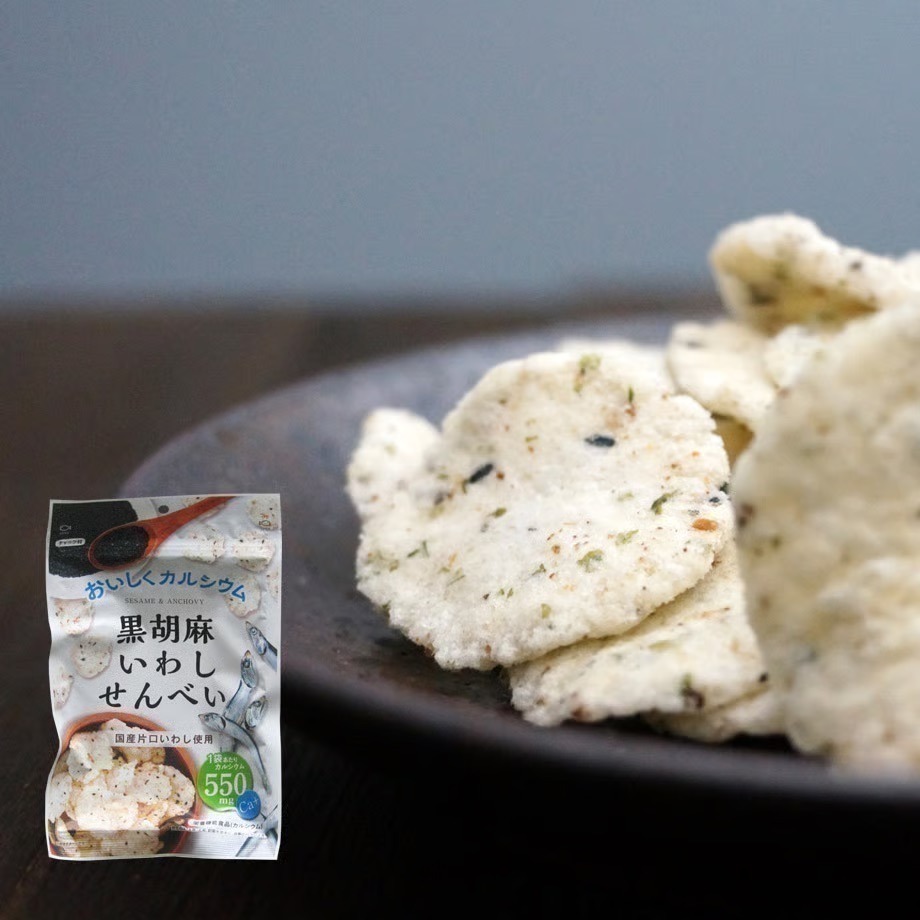 【可私訊  現貨 日本產🇯🇵】黑芝麻小魚餅乾｜日本人氣零食 ｜高鈣零食｜黑芝麻風味 沖繩黑糖風味  | 日本小魚乾-細節圖5