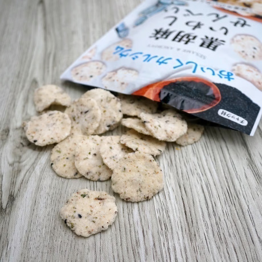 【歡迎聊聊｜數量可調】【現貨・日本製🇯🇵】岡田屋黑芝麻小魚煎餅｜沖繩黑糖小魚煎餅｜開學補貨零食｜野餐點心｜夾鏈袋設計-細節圖3