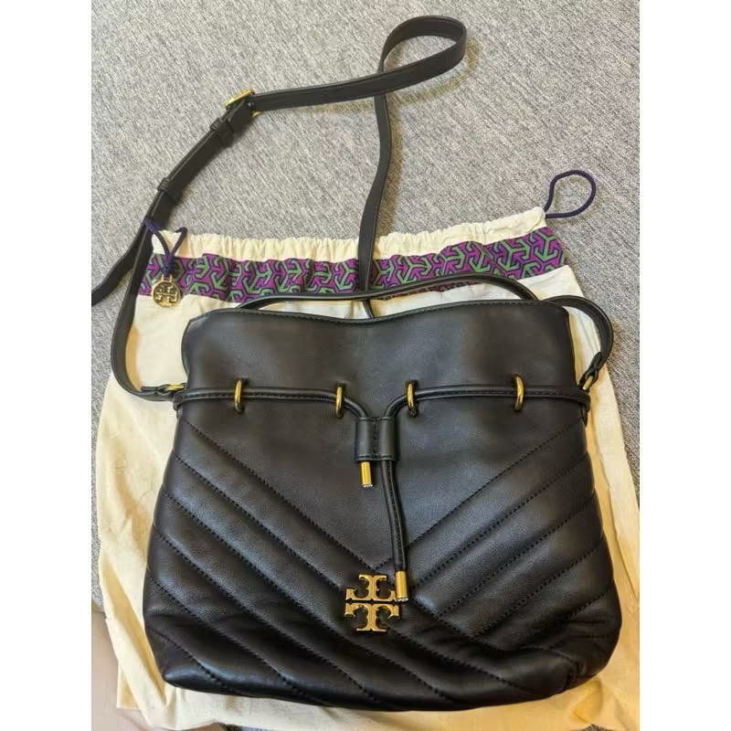 Tory Burch kira 小羊皮黑金把手水桶包（近全新）附防塵袋-細節圖3