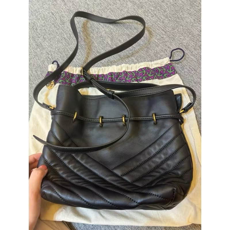 Tory Burch kira 小羊皮黑金把手水桶包（近全新）附防塵袋-細節圖4