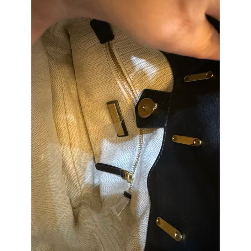 Tory Burch kira 小羊皮黑金把手水桶包（近全新）附防塵袋-細節圖5