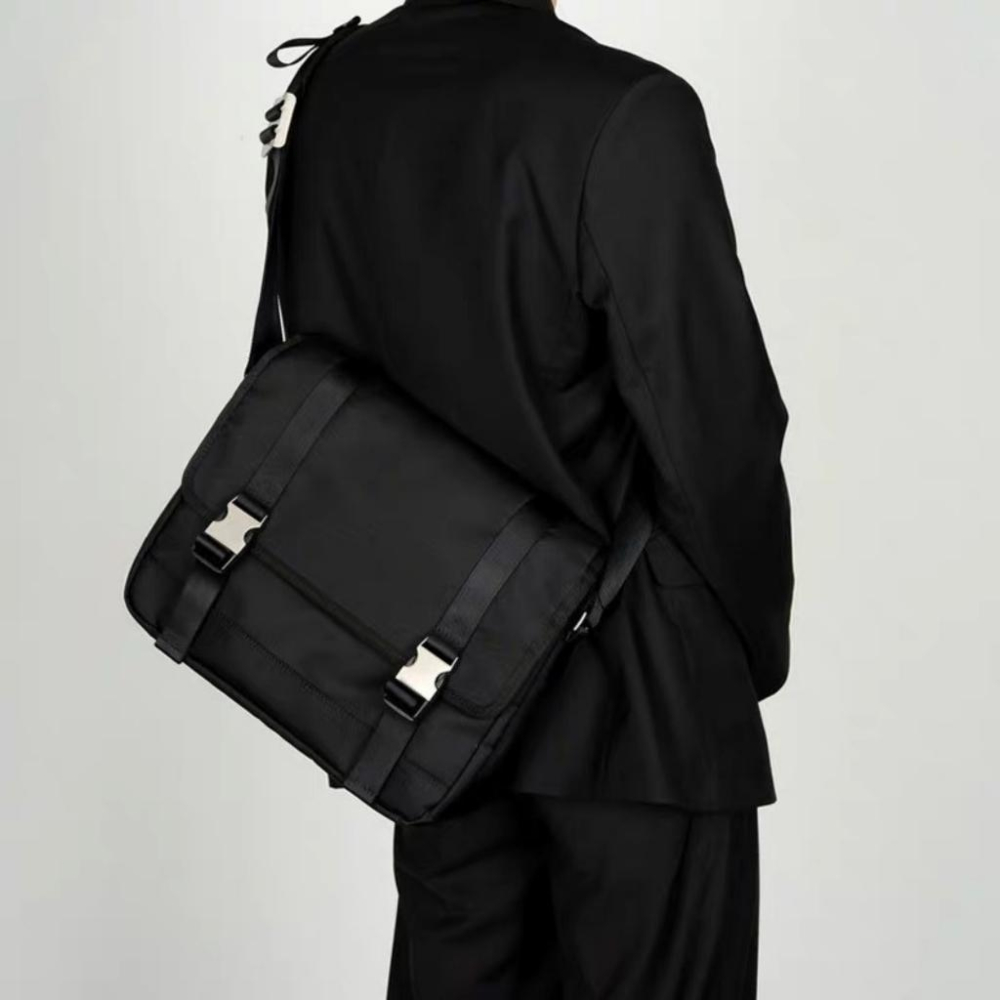 台灣現貨 大容量  韓國風格  斜背包  書包 郵差包 14吋電腦  白鐵扣 上班 業務  斜背  電腦包  減壓背帶-細節圖2