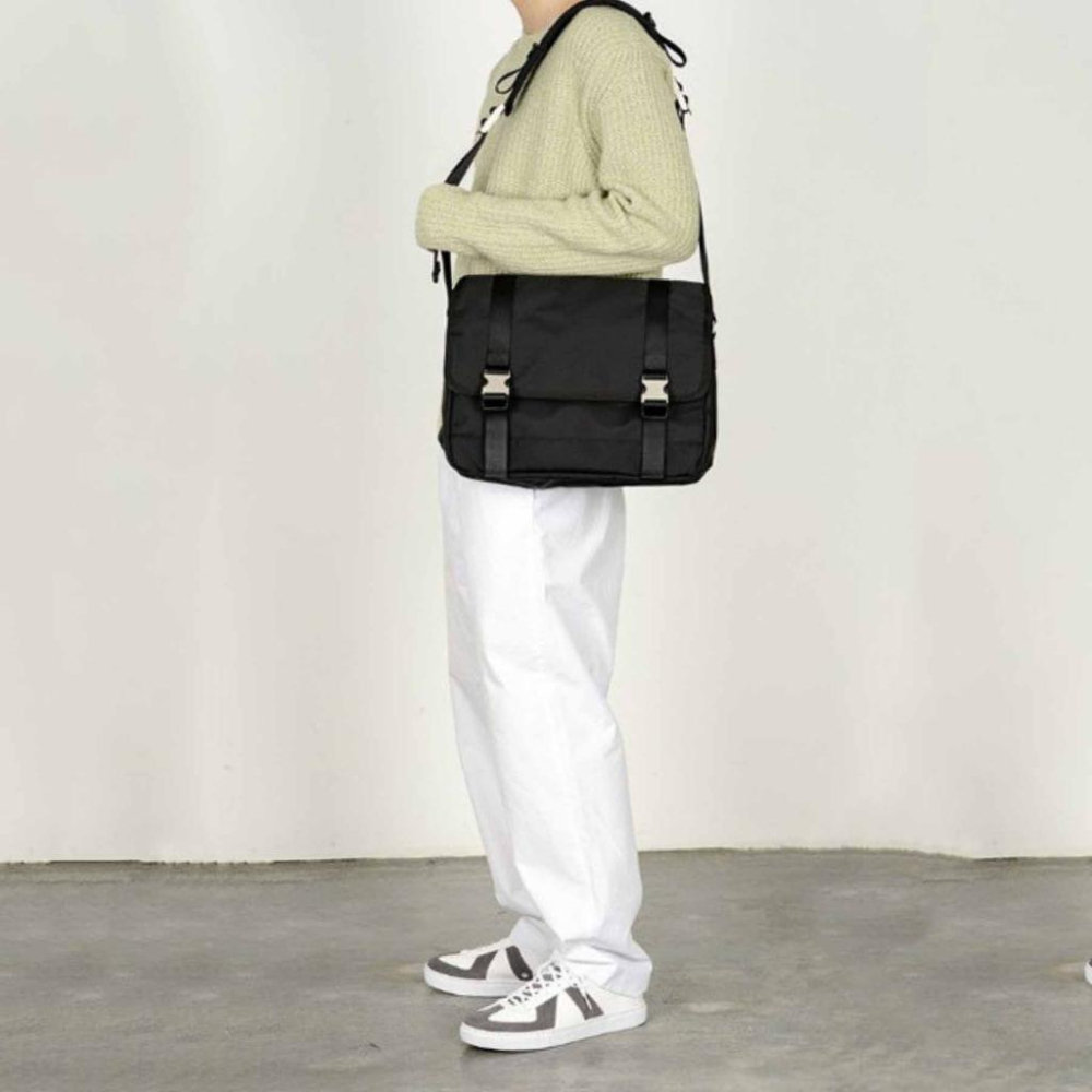 台灣現貨 大容量  韓國風格  斜背包  書包 郵差包 14吋電腦  白鐵扣 上班 業務  斜背  電腦包  減壓背帶-細節圖4