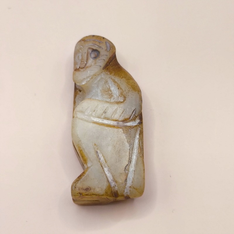 【文玩老貨】仿古岫玉靈猴掛件 ｜ 50mm 大尺寸手把件 吊墜 ｜ 皮殼溫潤 仿紅山文化 封侯加爵 隨緣珍藏-細節圖3