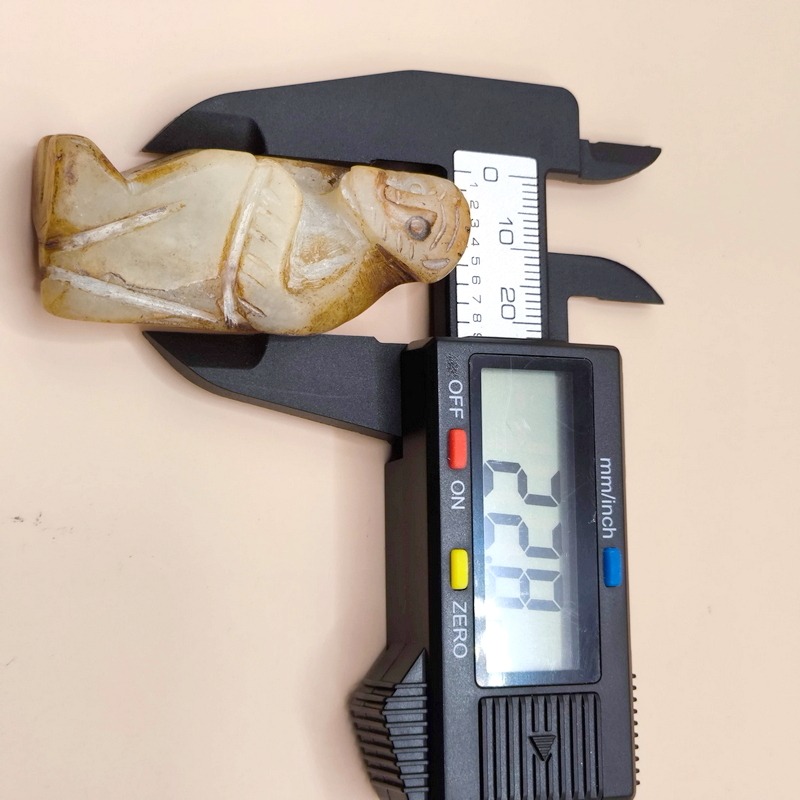 【文玩老貨】仿古岫玉靈猴掛件 ｜ 50mm 大尺寸手把件 吊墜 ｜ 皮殼溫潤 仿紅山文化 封侯加爵 隨緣珍藏-細節圖6