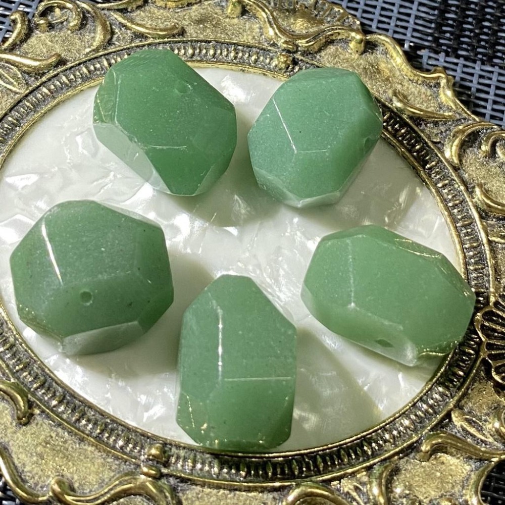 天然東菱玉隨形切面珠 綠東菱 東菱石 橫孔 切面不規則 切角隨形珠 DIY手作 首飾配件DIY 手作材料 單個隨機出貨-細節圖2