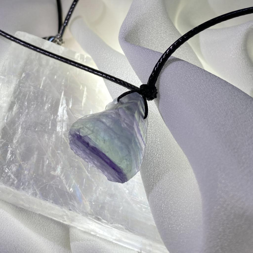 天然螢石原礦項鍊 螢石色彩看起來像冰塊及極光色彩 約21mm*20mm*13mm 現貨實品拍攝A2-細節圖3