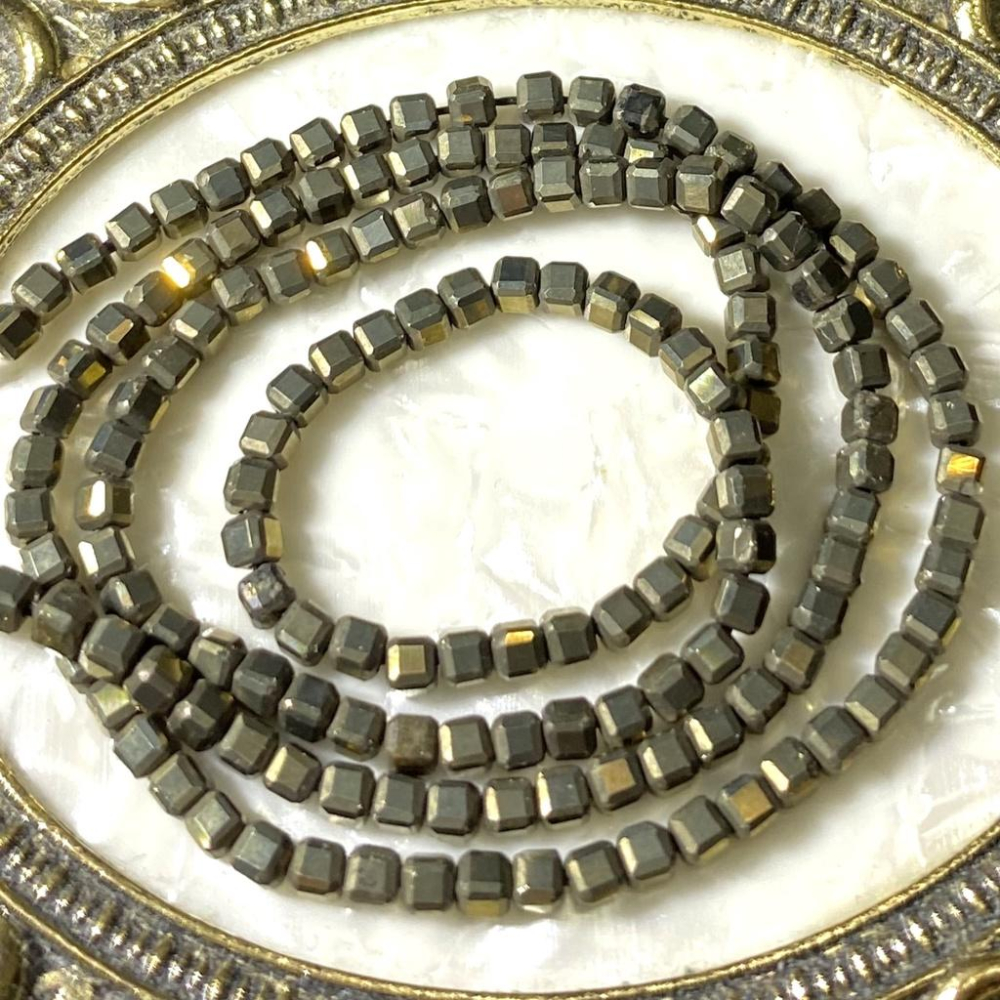 約 2.5 mm 黃銅礦 正方立體串珠 方形珠 方塊珠 方形切面 半成品DIY手作 項鍊手鍊耳環 手作材料 單條隨機-細節圖2