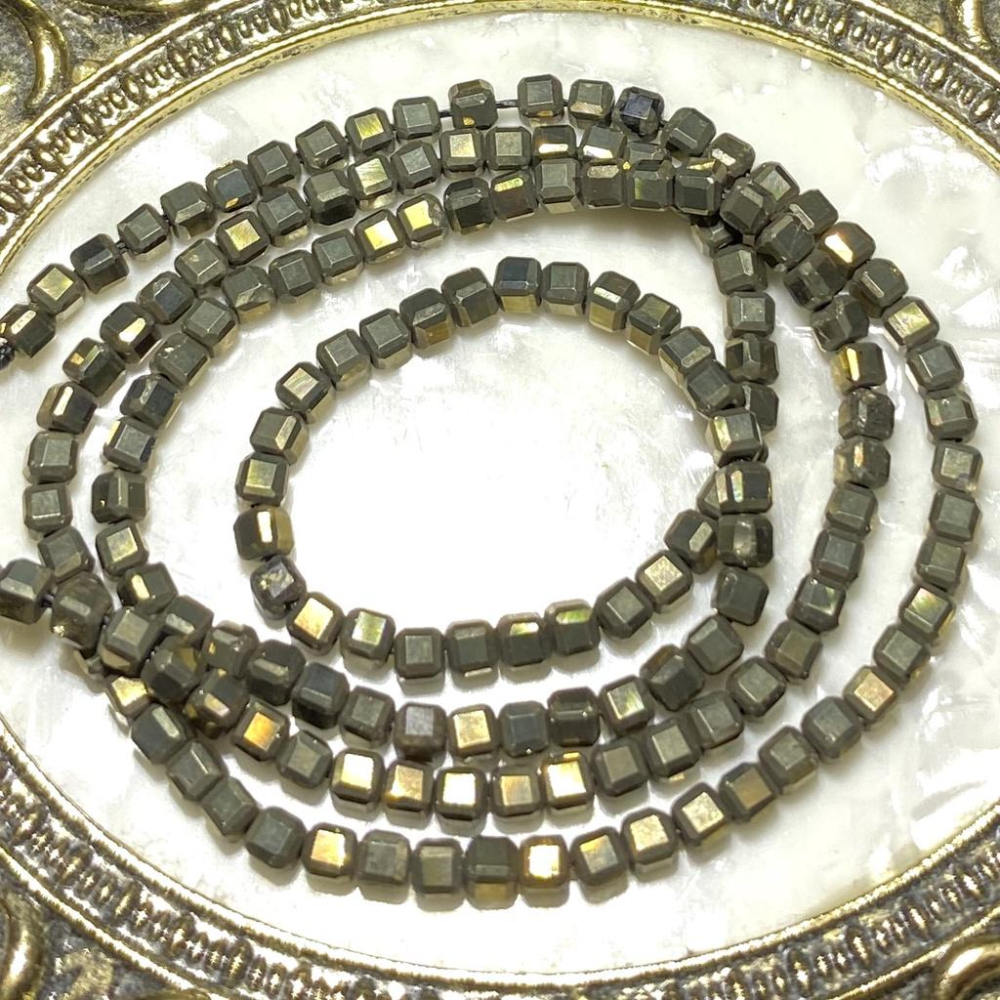 約 2.5 mm 黃銅礦 正方立體串珠 方形珠 方塊珠 方形切面 半成品DIY手作 項鍊手鍊耳環 手作材料 單條隨機-細節圖3