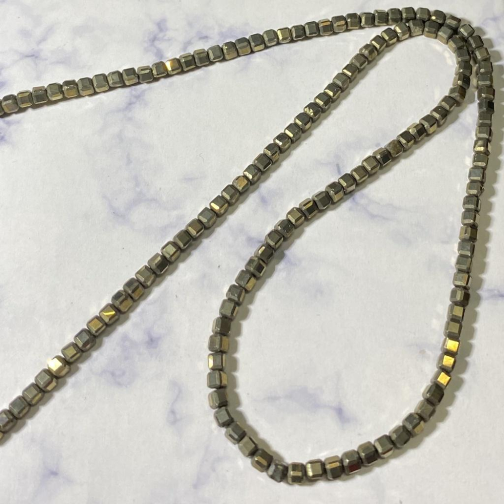 約 2.5 mm 黃銅礦 正方立體串珠 方形珠 方塊珠 方形切面 半成品DIY手作 項鍊手鍊耳環 手作材料 單條隨機-細節圖4