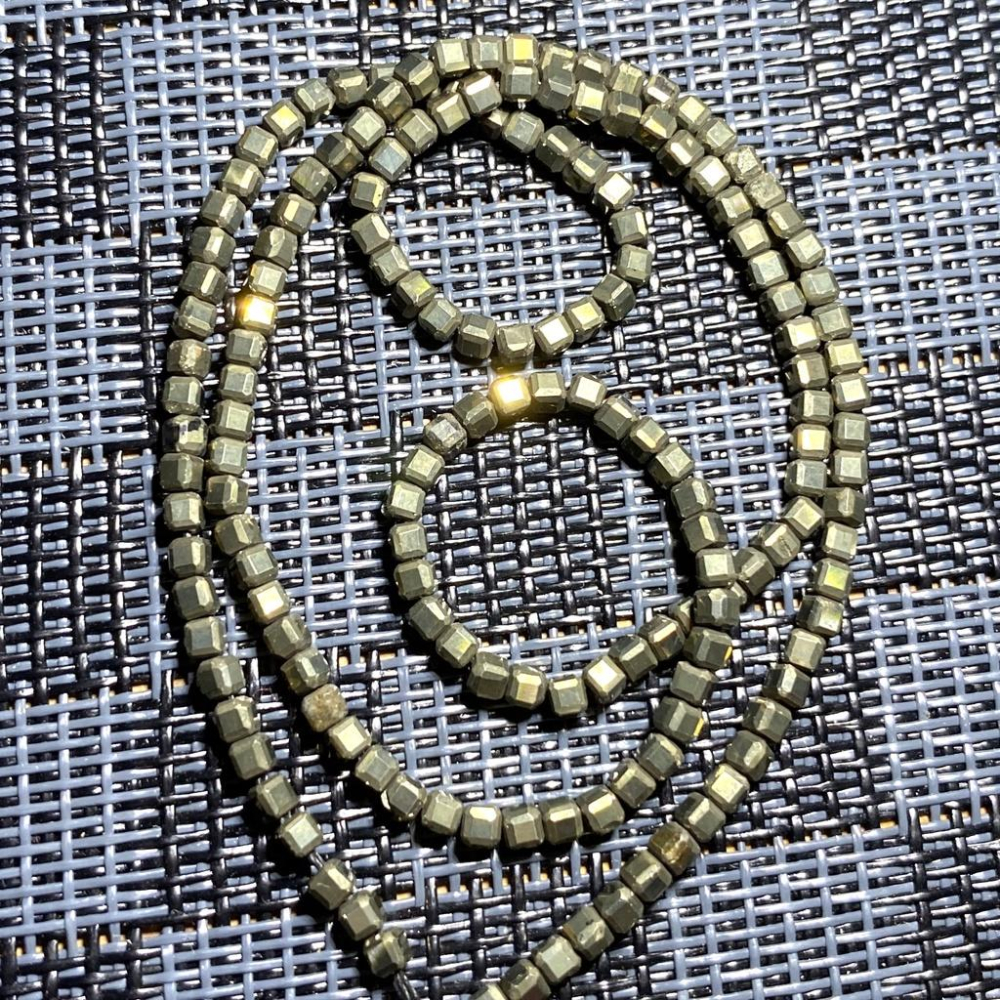 約 2.5 mm 黃銅礦 正方立體串珠 方形珠 方塊珠 方形切面 半成品DIY手作 項鍊手鍊耳環 手作材料 單條隨機-細節圖5