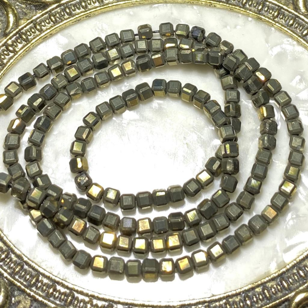 約 2.5 mm 黃銅礦 正方立體串珠 方形珠 方塊珠 方形切面 半成品DIY手作 項鍊手鍊耳環 手作材料 單條隨機-細節圖6