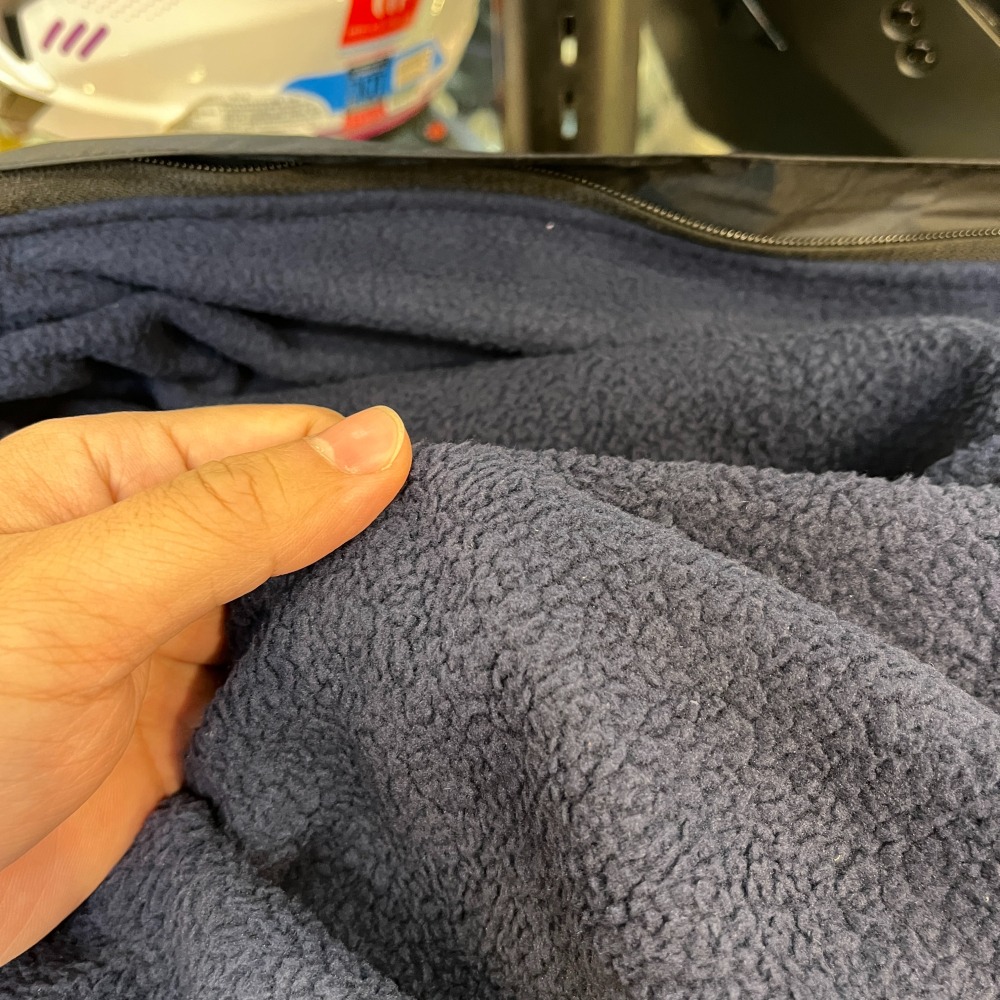 《一戴安全帽》手提安全帽防水袋 單一尺寸大容量👍可裝全罩安全帽 防水/防塵/防曬 內裡絨布保護安全帽/可低溫手洗-細節圖3