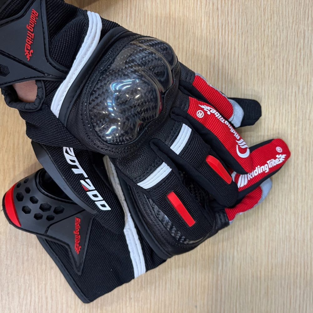 《一戴安全帽》Riding Tribe 碳纖維觸控防摔手套-細節圖3