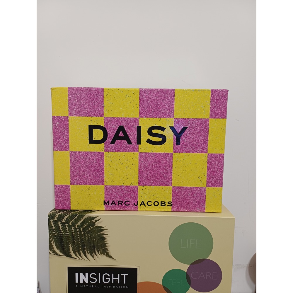 MARC JACOBS DAISY 繽紛假期小雛菊經典禮盒 (淡香水50ml+沐浴膠75ml+身體乳75ml)-細節圖4