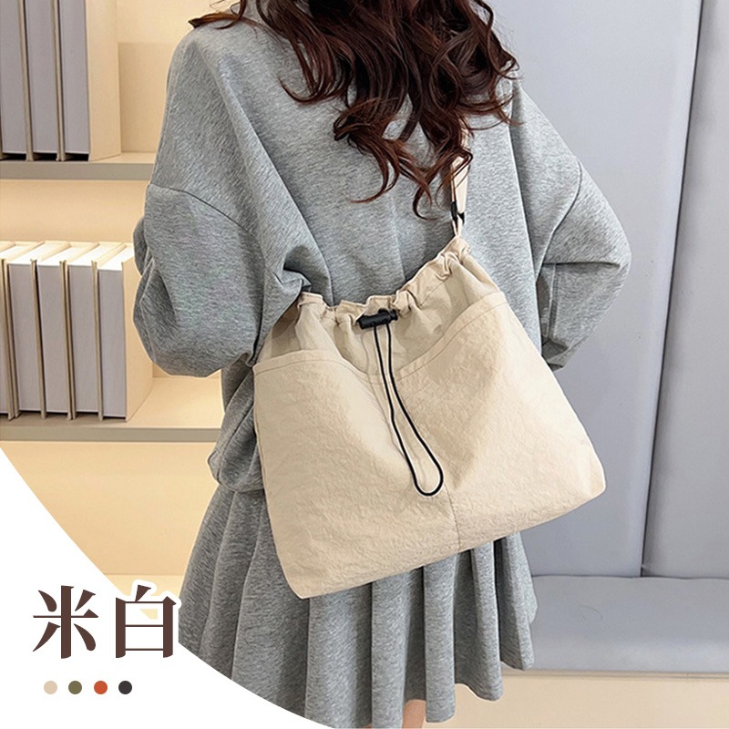 輕量托特包 抽繩束口斜背包 尼龍單肩包 韓版風格斜背包 抽繩水桶包 純色大容量斜背包-規格圖10