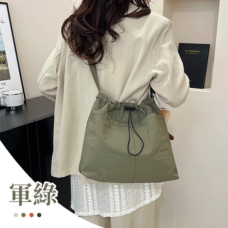 輕量托特包 抽繩束口斜背包 尼龍單肩包 韓版風格斜背包 抽繩水桶包 純色大容量斜背包-規格圖10