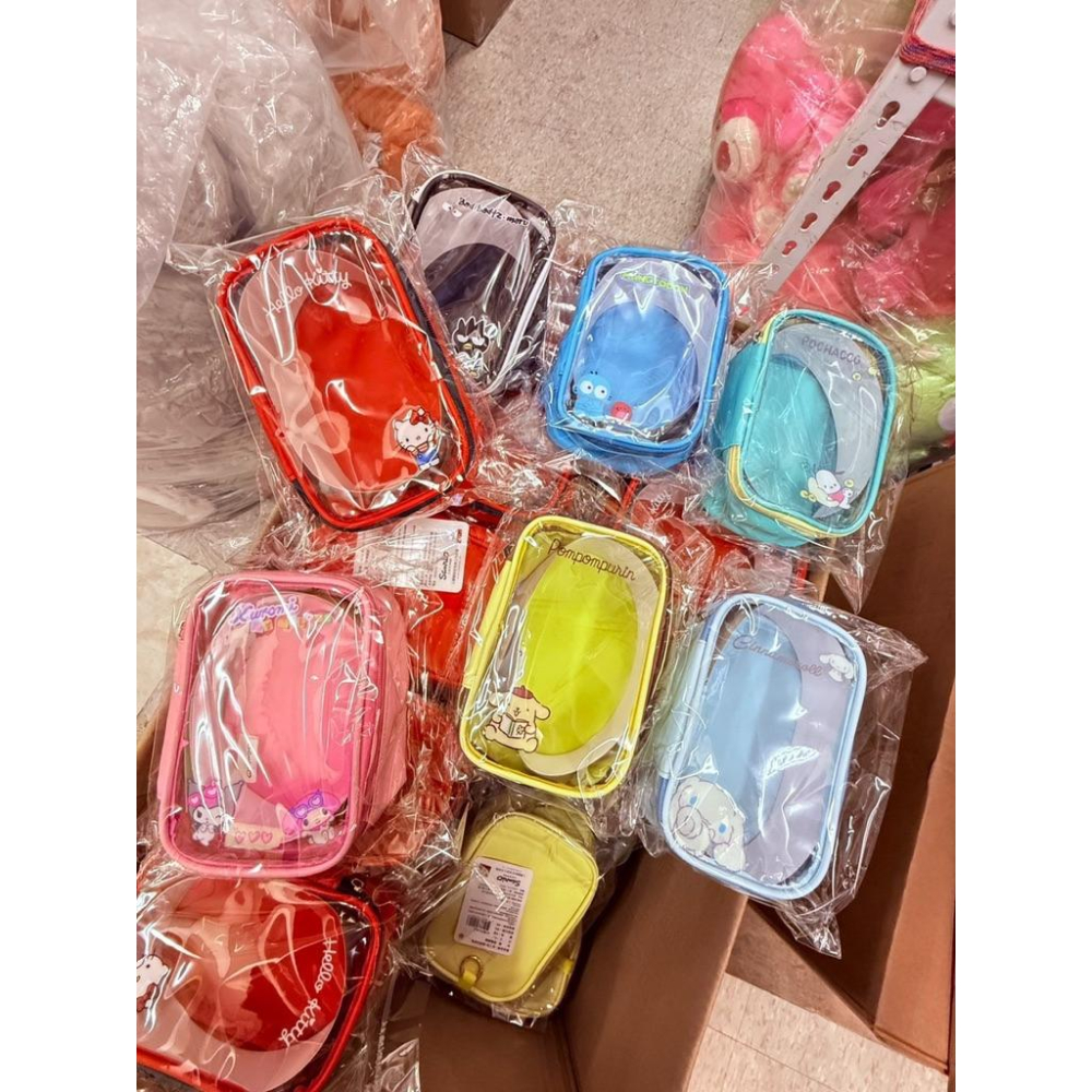 台灣現貨正版授權三麗鷗 Kitty 美樂蒂 人魚漢頓 酷企鵝 大耳狗 娃包 萬用包 痛包化妝包@收納包 防水包 透明卡包-細節圖2