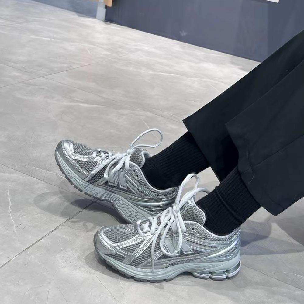 全新正版 New Balance 1906R Y2K 金屬灰銀 液態銀  休閒鞋 男女通用 IU同款 M1906REH-細節圖4