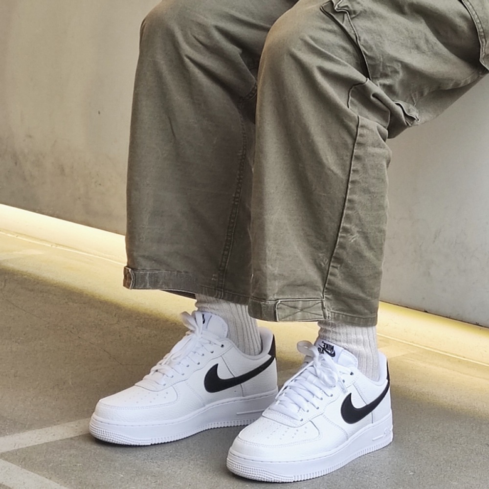 正版 Nike  AIR FORCE 1 板鞋 男女同款 運動休閒鞋 黑白 AF1 經典復古風 CT2302-100空軍-細節圖3