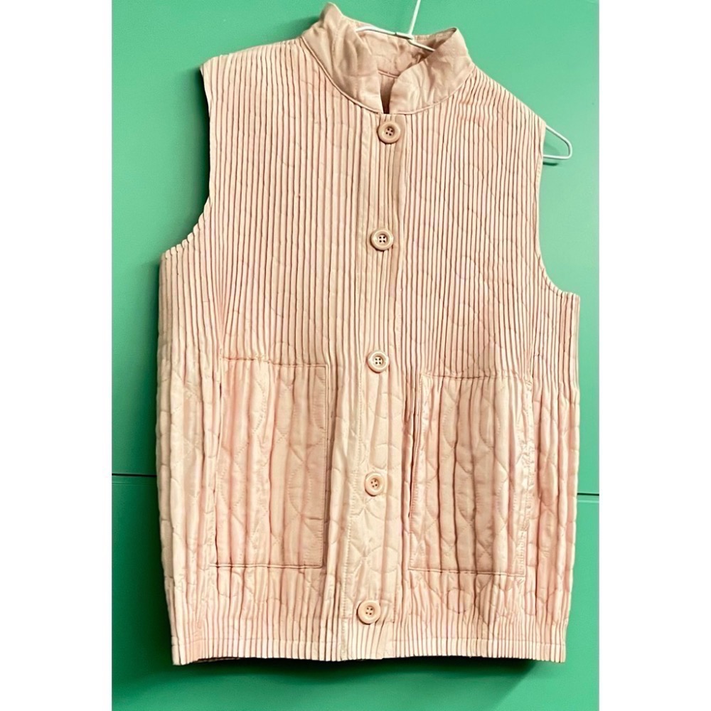 ［我愛皺摺名店］秋冬著 粗牙籤直條紋 澎簾皺摺 淺粉色 薄棉背心-細節圖2