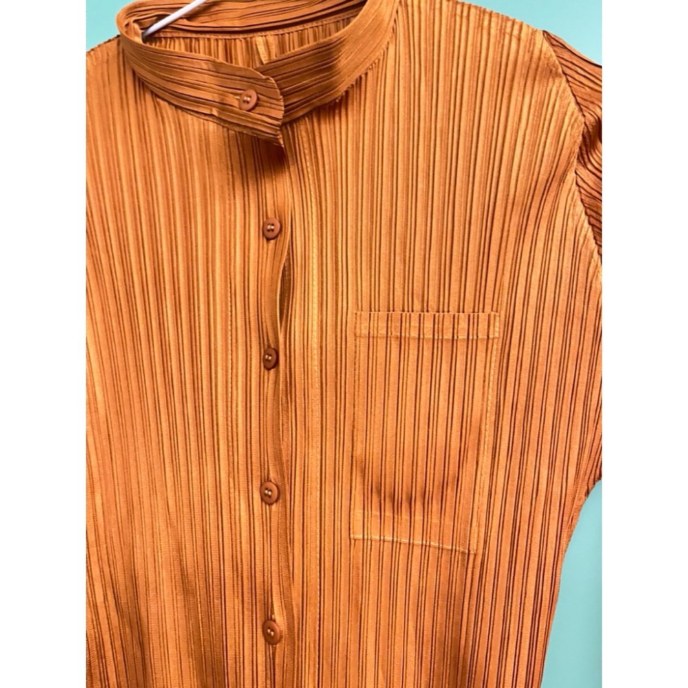 ［我愛皺摺名店］春秋著 KK直條紋皺摺 金棕色 半高領襯衫-細節圖4