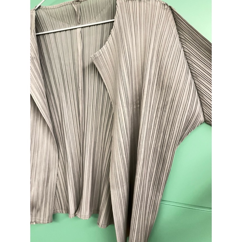 ［我愛皺摺名店］春秋著 KK直條紋皺摺 墨綠色 深紅色 淺灰色 開衫無釦外套-細節圖4