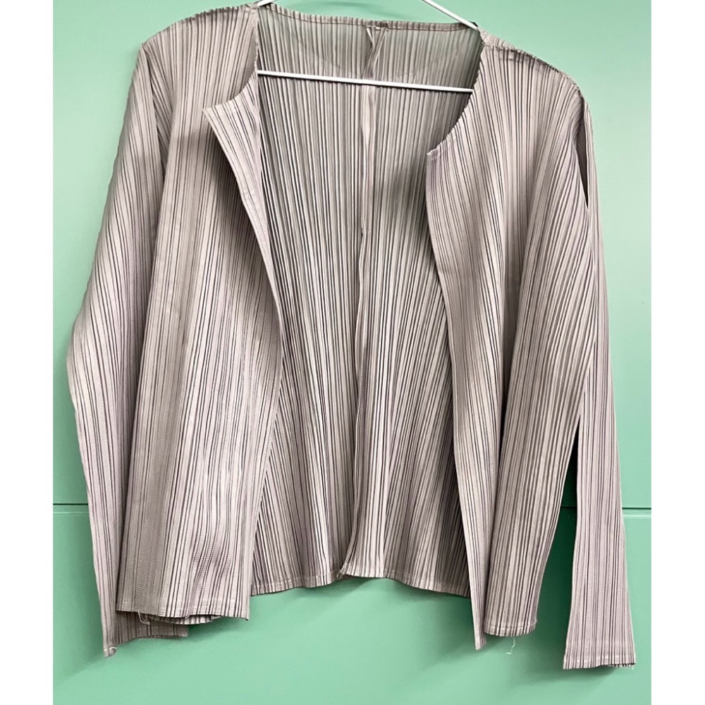 ［我愛皺摺名店］春秋著 KK直條紋皺摺 墨綠色 深紅色 淺灰色 開衫無釦外套-細節圖5