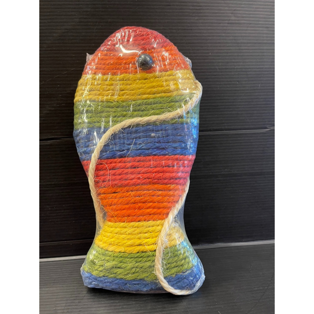 ✪四寶的店✪附發票~彩魚 貓抓板(本板為長型 長達25公分/個) (可掛、繩可平放) 抓板 磨甲板 麻繩-細節圖2