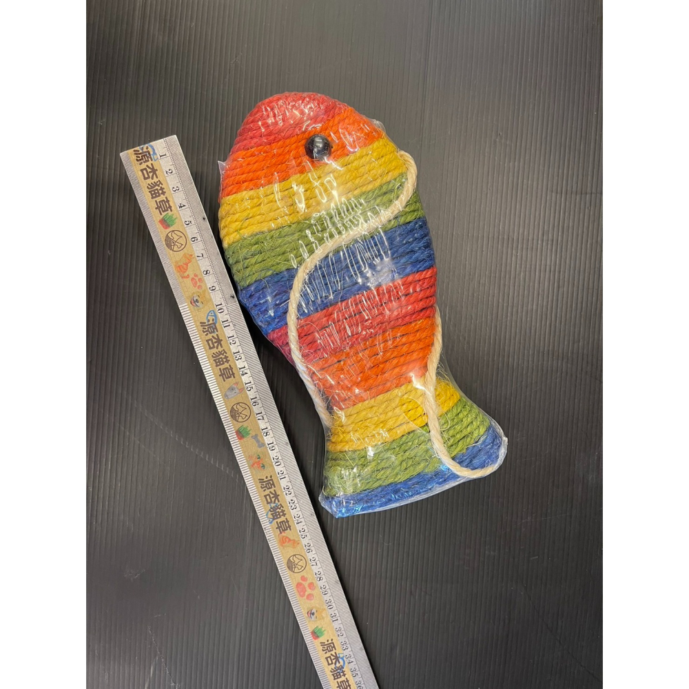 ✪四寶的店✪附發票~彩魚 貓抓板(本板為長型 長達25公分/個) (可掛、繩可平放) 抓板 磨甲板 麻繩-細節圖3