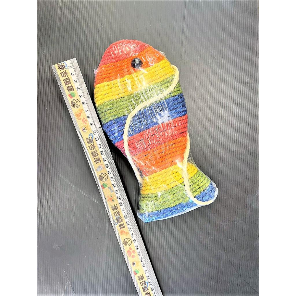 彩魚 貓抓板(本板為長型 長達25公分/個) (可掛、繩可平放) 抓板 磨甲板 麻繩~附發票⚜️四寶的店⚜️-細節圖3