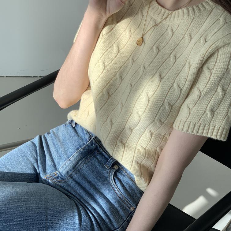 親膚超舒服👍🏻  不勒肉！超顯瘦✨  韓版麻花圓領針織上衣（4色）韓系 顯瘦 特價 女裝 衣服 基本款 T恤 短袖 上衣-細節圖3