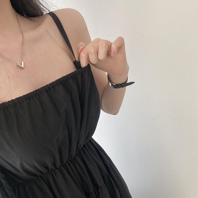 黑白兩色必須get🖤  韓版仙女度假吊帶洋裝（2色）鬆緊腰圍超顯瘦！韓系 顯瘦 女裝 連身裙 基本款 A字裙 吊帶連身裙-細節圖4